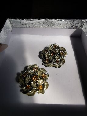 Vintage 1940-50's pat pend.Gold-Tone Floral Cluster Earrings with Amber Crystals